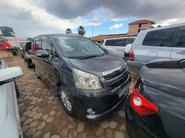 Toyota Noah 2011 Gray