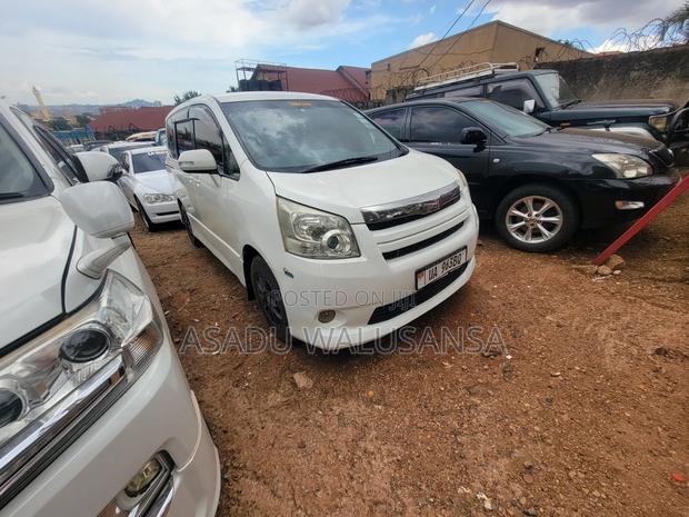Toyota Noah 2011 White