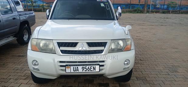 Mitsubishi Pajero 2000 White