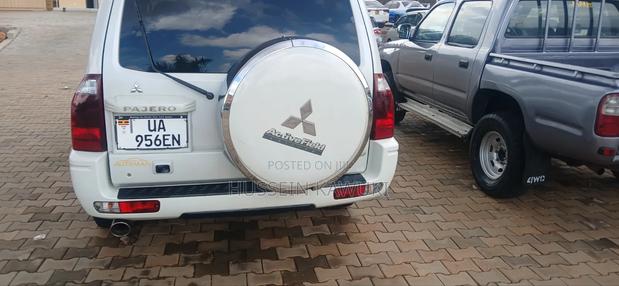 Mitsubishi Pajero 2000 White
