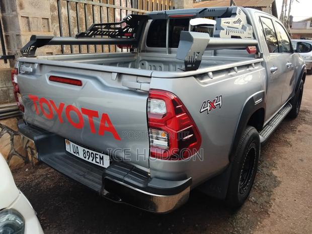 Toyota Hilux 2024 Gray