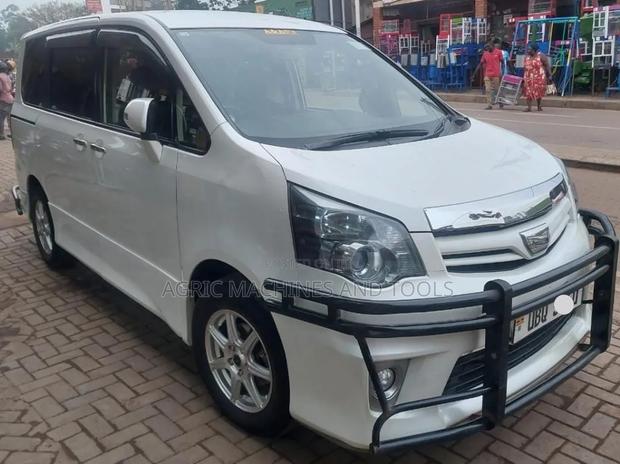 Toyota Noah 2012 White