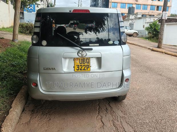 Toyota Sienta 2010 Silver