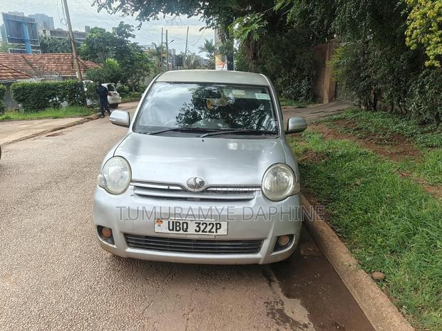 Toyota Sienta 2010 Silver