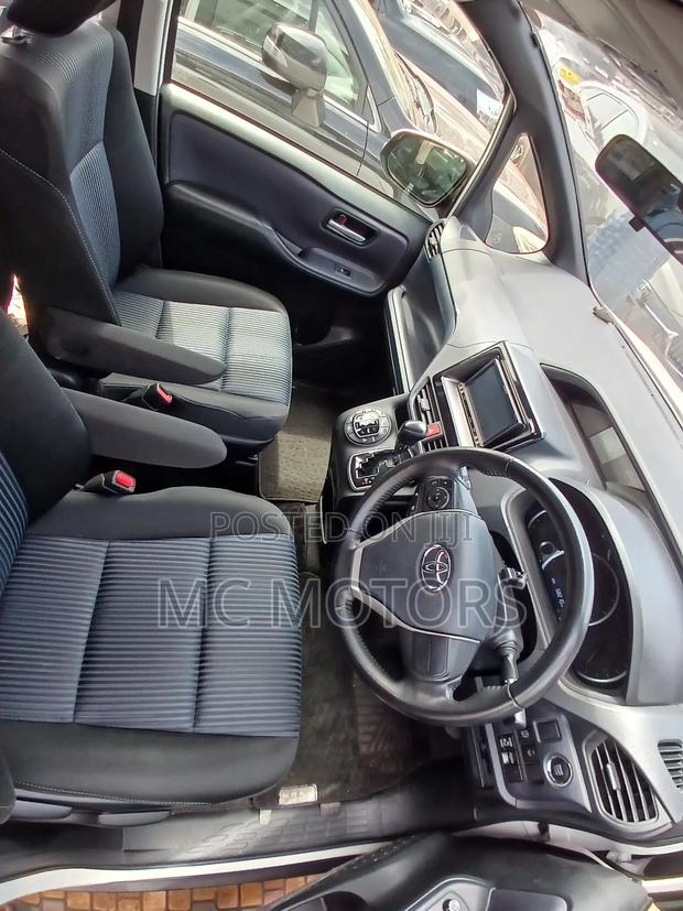 Toyota Noah 2.0 AWD (8 Seater) 2015 White