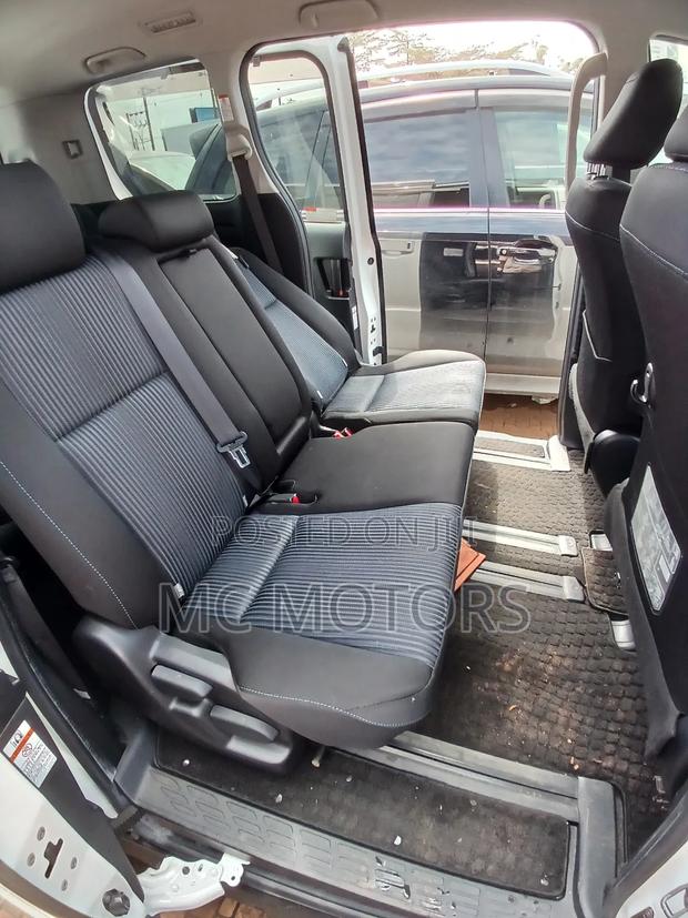 Toyota Noah 2.0 AWD (8 Seater) 2015 White