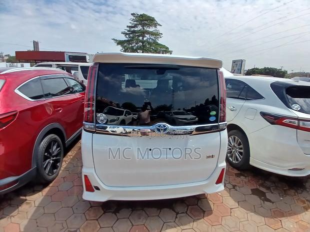 Toyota Noah 1.8 FWD Hybrid (7 seater) 2017 White