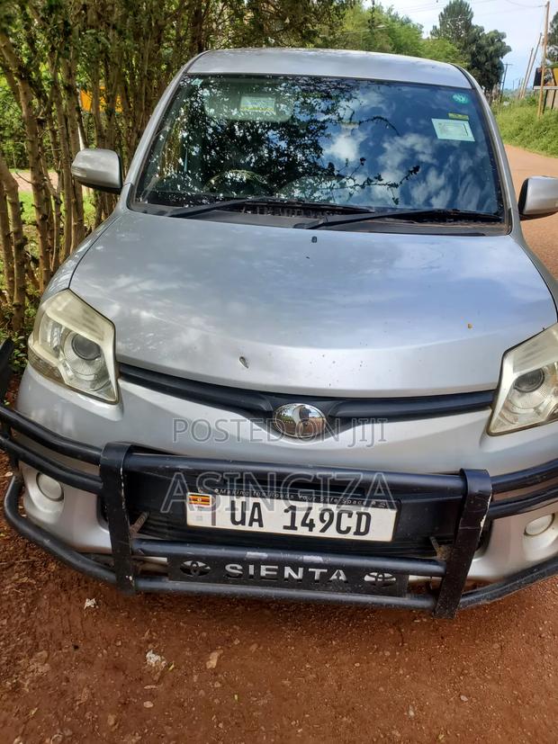 Toyota Sienta 1.5 FWD 2012 Silver