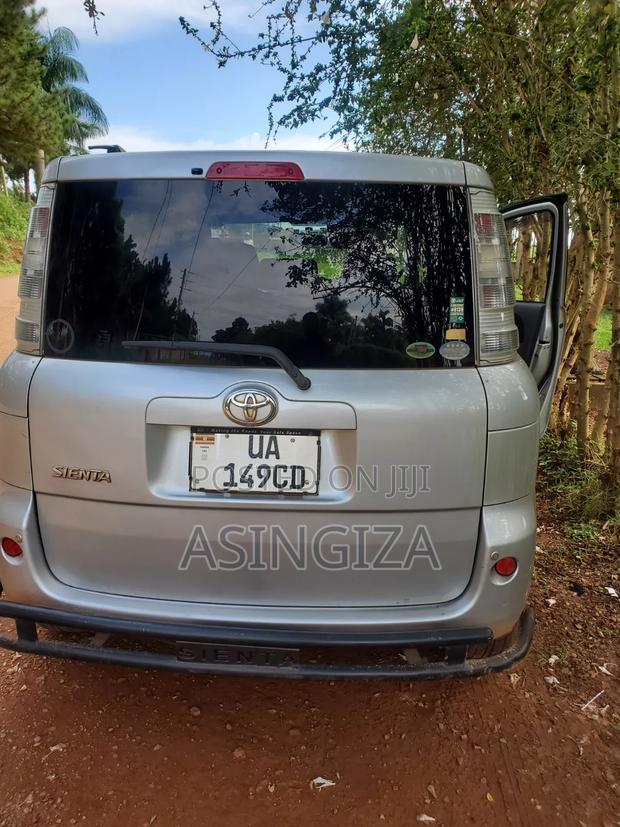Toyota Sienta 1.5 FWD 2012 Silver