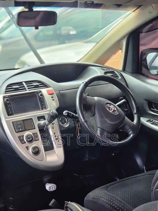 Toyota Ractis 1.5 FWD 2009 Silver