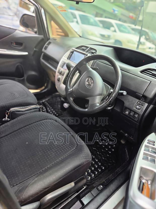Toyota Ractis 1.5 FWD 2009 Silver