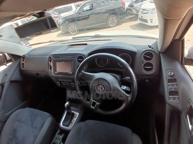 Volkswagen Tiguan R-Line 4Motion 4dr SUV AWD (2.0L 4cyl Turbo 6A) 2014