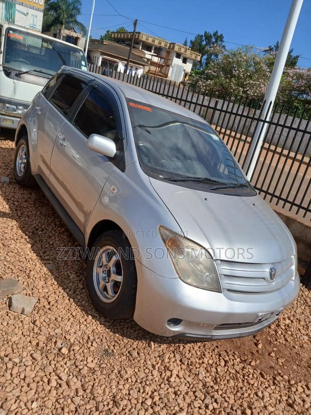 Toyota IST 2000 Silver