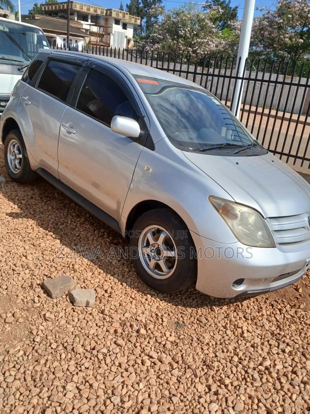 Toyota IST 2000 Silver