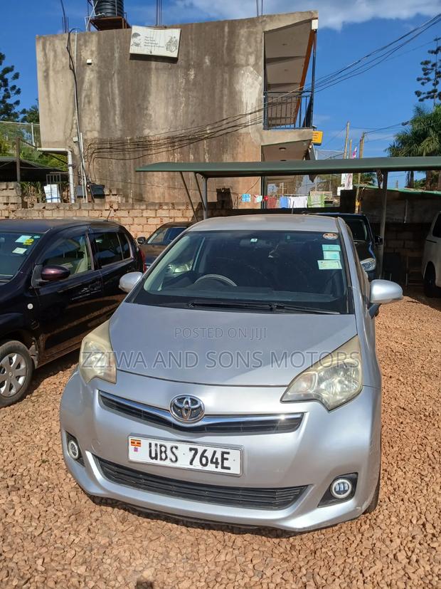 Toyota Ractis 1.5 FWD 2012 Silver