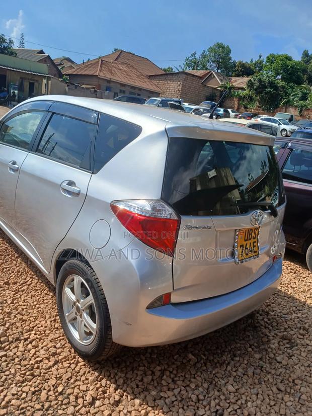 Toyota Ractis 1.5 FWD 2012 Silver