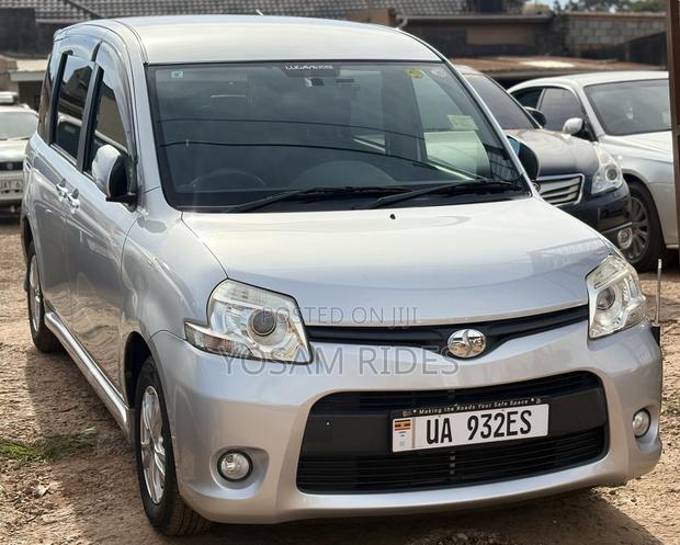 Toyota Sienta 1.5 FWD 2012 Silver