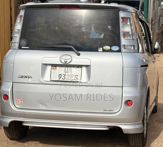 Toyota Sienta 1.5 FWD 2012 Silver