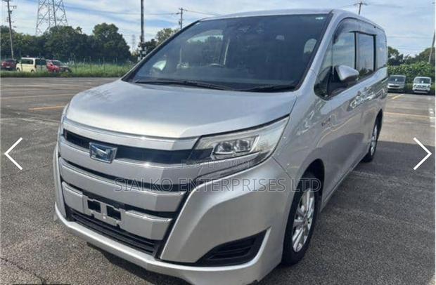 Toyota Noah 2017 Silver