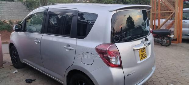 Toyota Ractis 2015 Silver
