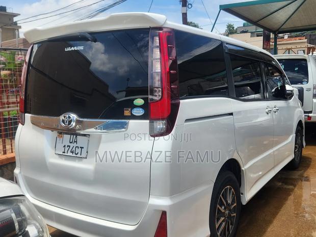 Toyota Noah 2015