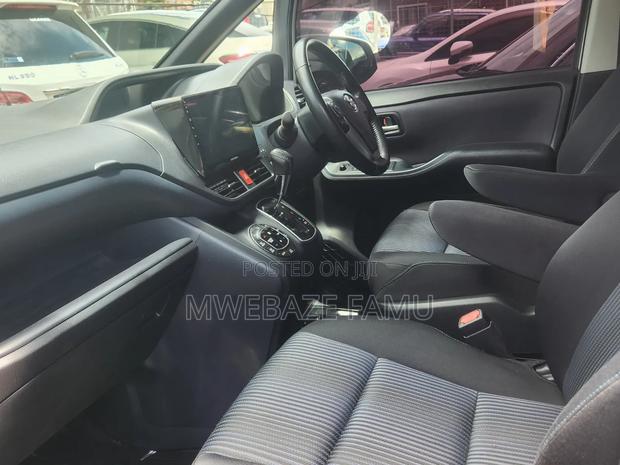 Toyota Noah 2015