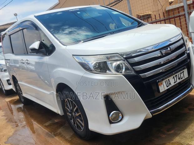 Toyota Noah 2015