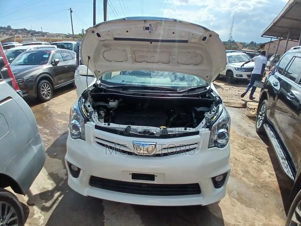 Toyota Noah 2.0 143hp AWD (8 Seater) 2013 White
