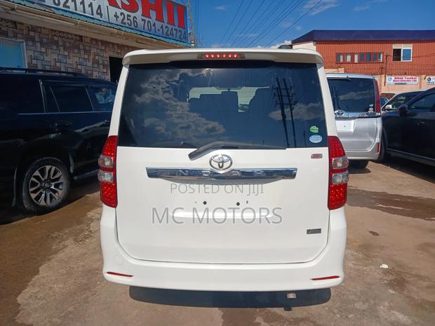 Toyota Noah 2.0 143hp AWD (8 Seater) 2013 White