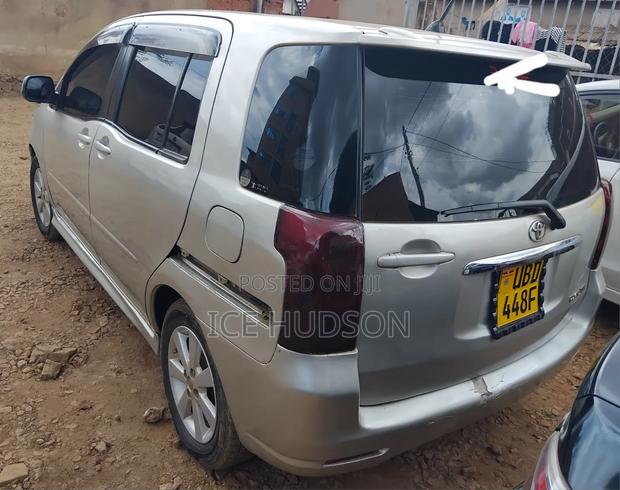 Toyota Raum 2006
