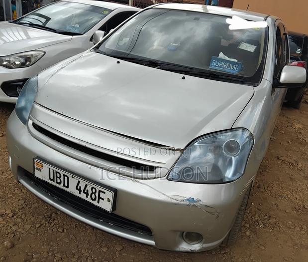 Toyota Raum 2006