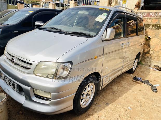 Toyota Noah 2001