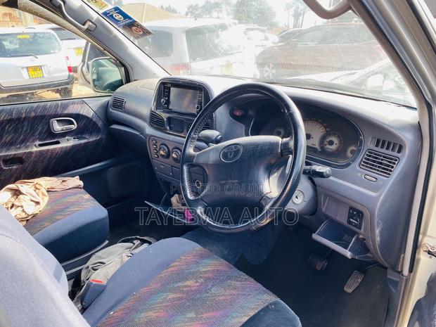 Toyota Noah 2001