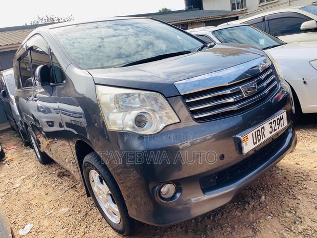 Toyota Noah 2011