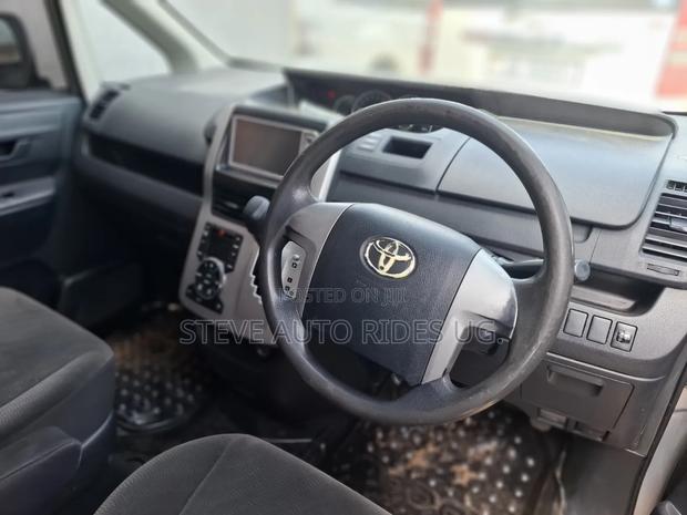 Toyota Noah 2.0 143hp FWD (8 Seater) 2012 Silver