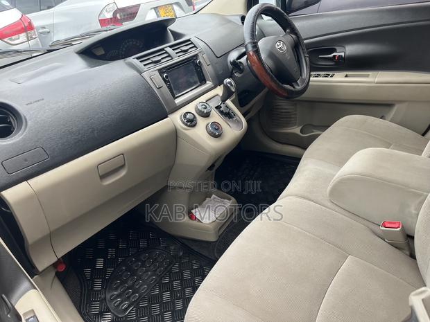 Toyota Passo Sette 1.5 AWD 2010 Gold