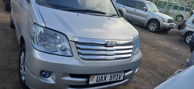 Toyota Noah 2004 Silver