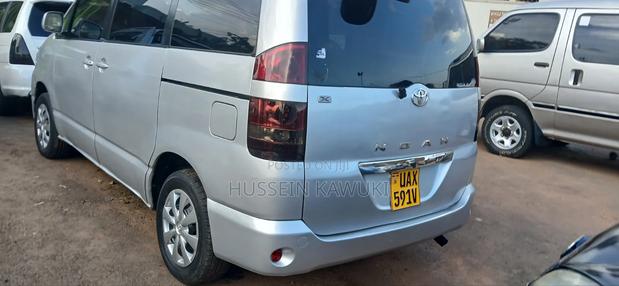 Toyota Noah 2004 Silver