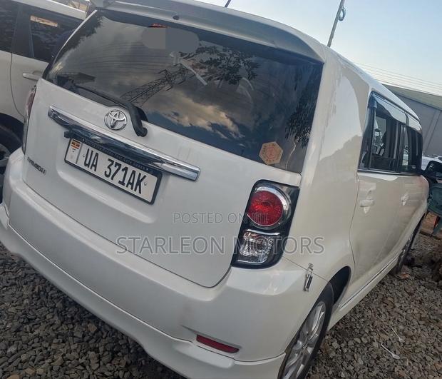 Toyota Corolla Rumion 2010 White