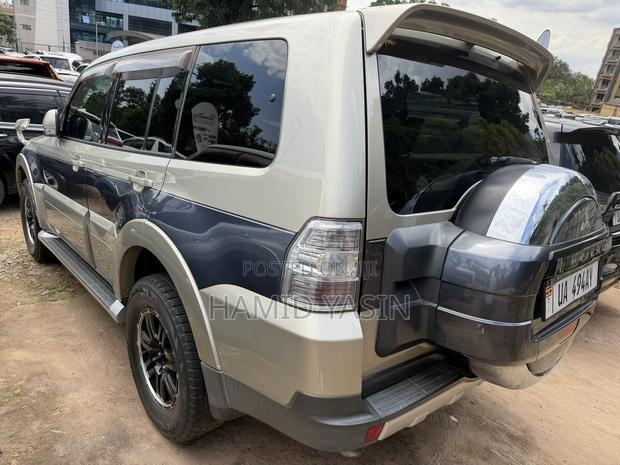 Mitsubishi Pajero 2010 Gold