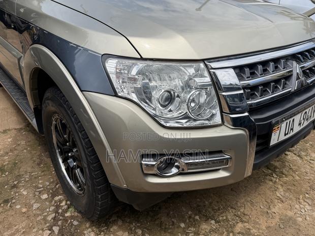 Mitsubishi Pajero 2010 Gold