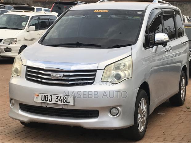 Toyota Noah 2010 Silver