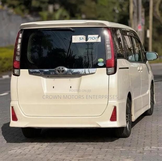Toyota Noah 2.0 FWD (7 Seater) 2015 White