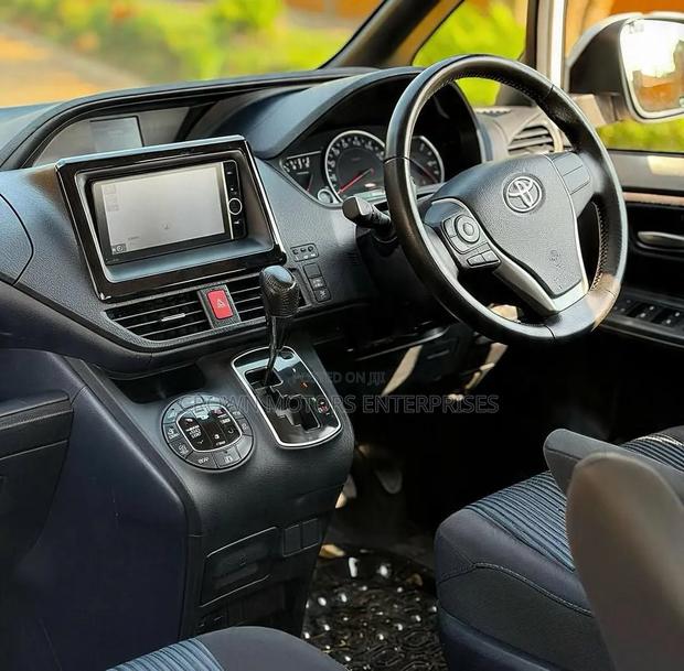 Toyota Noah 2.0 FWD (7 Seater) 2015 White