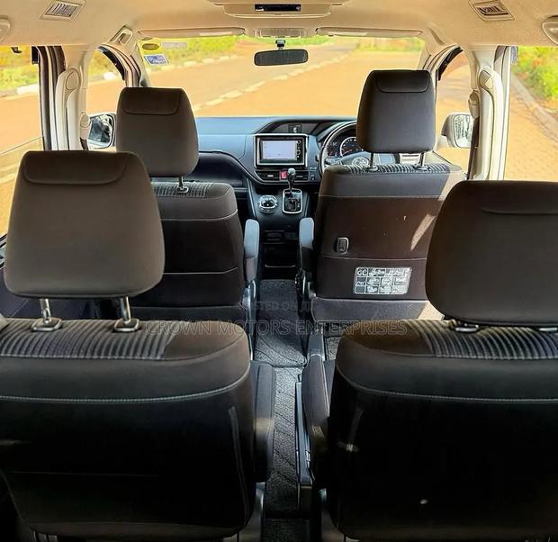 Toyota Noah 2.0 FWD (7 Seater) 2015 White