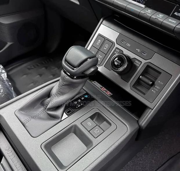 Toyota Hilux 2025 Gray