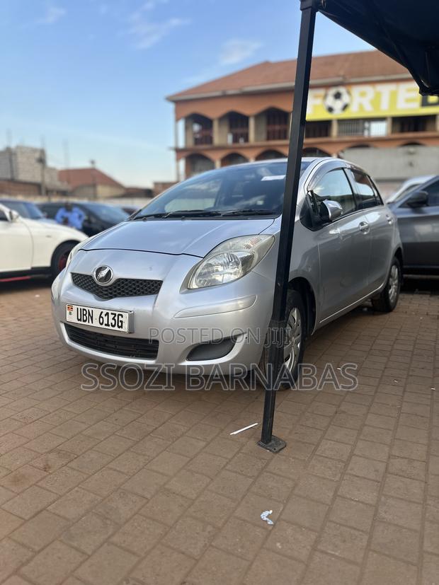 Toyota Vitz 2010 Silver