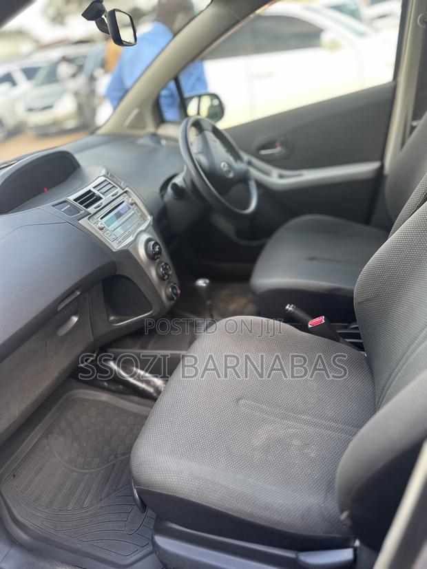 Toyota Vitz 2010 Silver