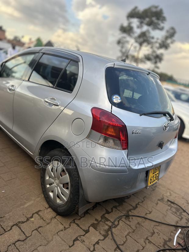 Toyota Vitz 2010 Silver