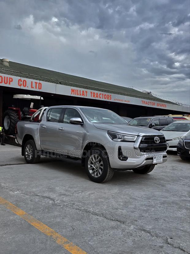 New Toyota Hilux 2024 Silver